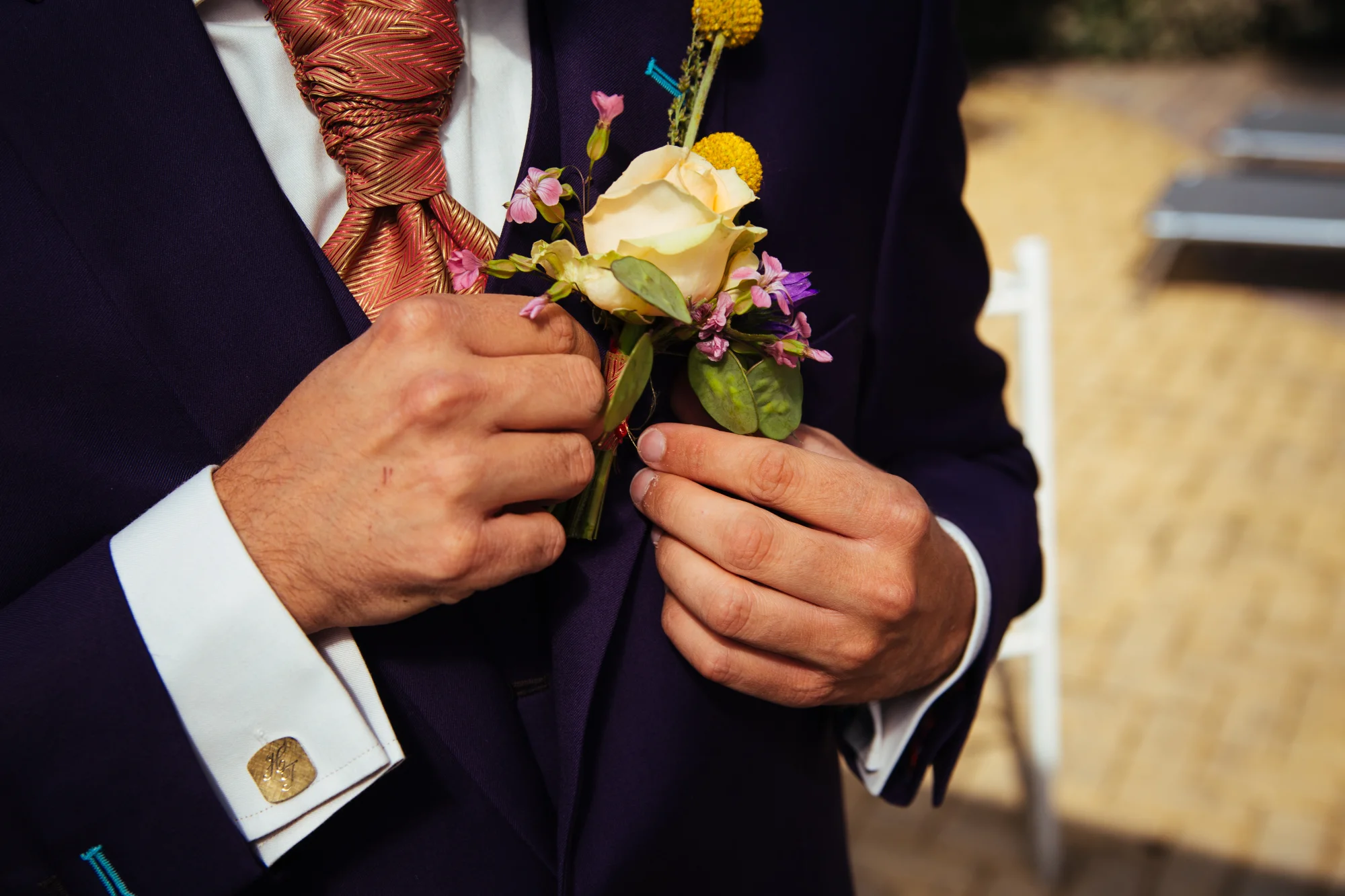 Een kleurrijk paars trouwpak met plastron